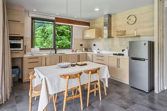 Fully equipped kitchen with dining table